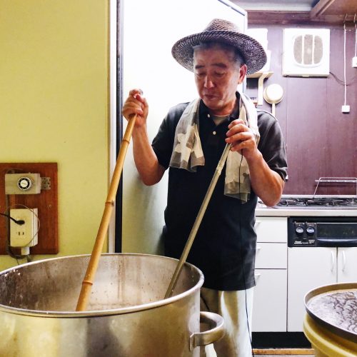 Le propriétaire du restaurant Botanchaya en train de préparer le doburoku près de Toon, préfecture d'Ehime, Japon