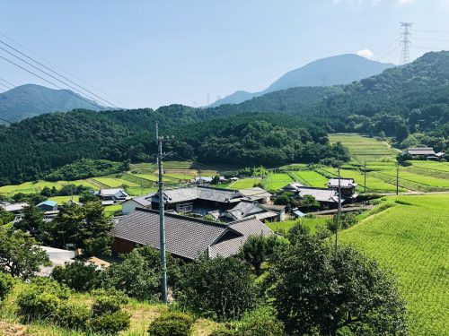 Village au pied des rizières de Toon, préfecture d'Ehime, Japon