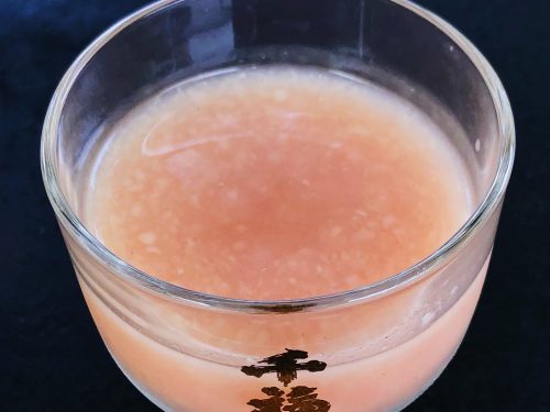 Verre de doburoku, spécialité du restaurant Botanchaya près de Toon, préfecture d'Ehime, Japon