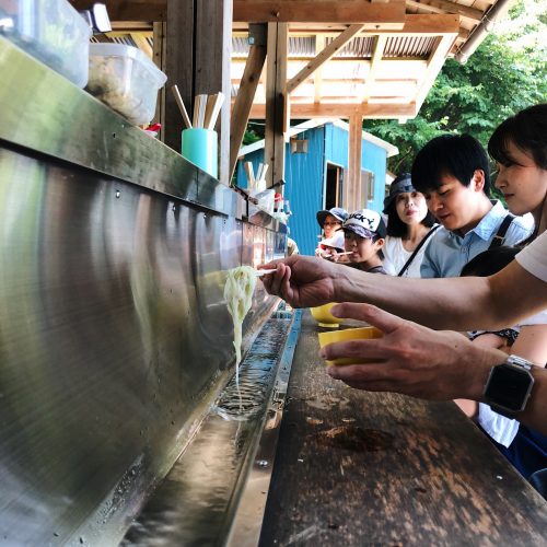 Restaurant de nagashi somen près de Toon, Ehime, Japon