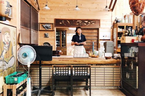 Serveuse au comptoir du restaurant Botanchaya près de Toon, préfecture d'Ehime, Japon