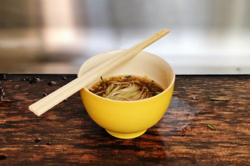 Bol de nagashi somen dans un restaurant près de Toon, Ehime, Japon