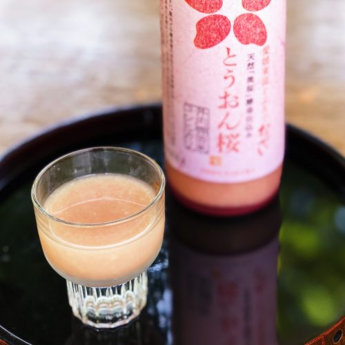 Verre de doburoku servi au restaurant Botanchaya près de Toon, préfecture d'Ehime, Japon
