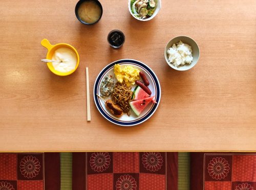 Petit-déjeuner au ryokan Riraku de la ville de Toon, préfecture d'Ehime, Japon