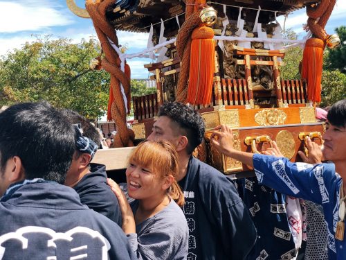 Rituel autour du mikoshi lors du festival d'ouverture de la coupe du monde de voile à Enoshima, près de Tokyo, Japon