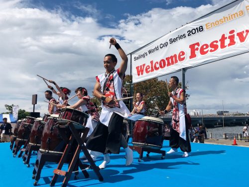 Performance de wa-daiko au festival d'ouverture de la coupe du monde de voile à Enoshima, près de Tokyo, Japon