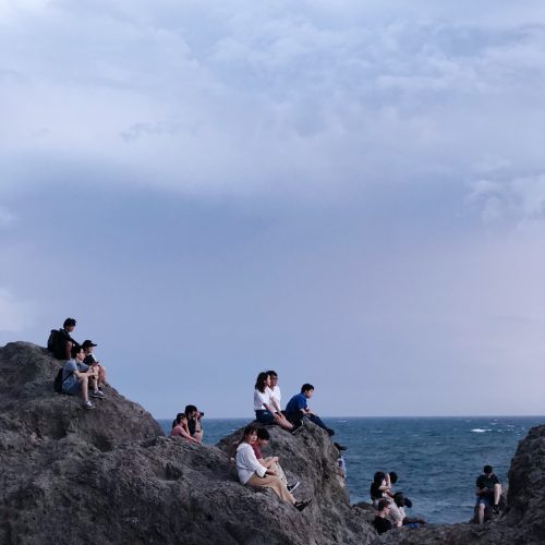 Contempler le coucher de soleil à Enoshima, près de Tokyo, Japon
