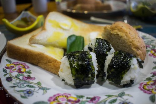 Petit-déjeuner japonais dans une ferme près de la ville d'Usuki, préfecture d'Oita, Japon