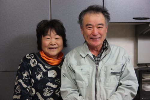 Les époux Oba, producteurs de thé vert japonais qui accueillent les visiteurs dans leur maison d'hôte à Higashisonogi, préfecture de Nagasaki