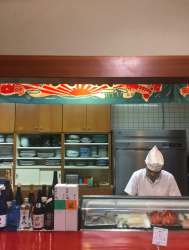 Chef préparant des sushis au restaurant Kamehachi à Saiki, Oita, Kyushu
