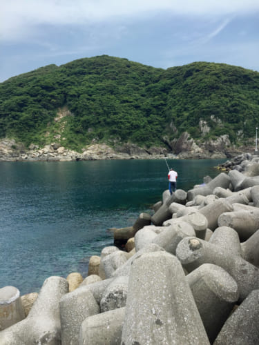 Pêcheur sur les tripodes de l'île de Fukashima