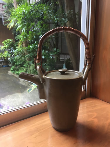 Théière artisanale en céramique au Slow Café Chakra de Saiki