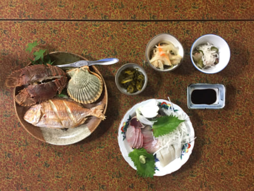 Dîner au shimizu Marine Inn : poissons grillés et en sashimi et coquillages