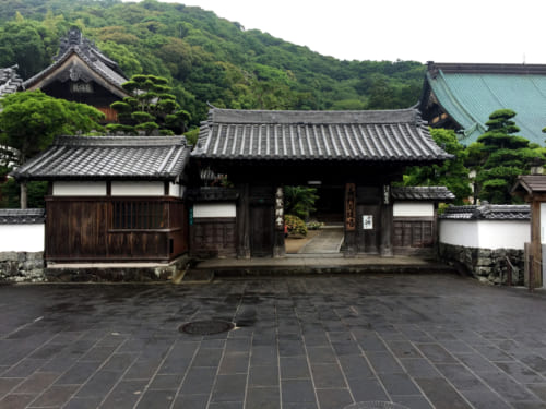 Entrée d'un temple bouddhiste à Saiki, Oita, Kyushu