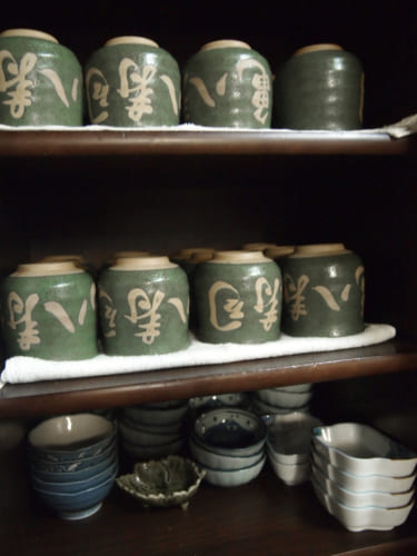 Verres à thé sur une étagère