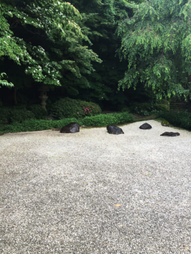 Vue sur jardin zen à Kyushintei avec ses pierres se détachant sur le gravier blanc, Saiki