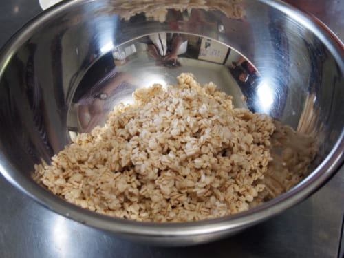 Préparation pour le miso lors de l'atelier au Fukashima Shokudô