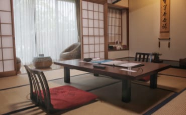 Chambre dans le ryokan Satsuki Bessou : espaces salon et repas