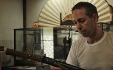 Hans Koga montrant un katana dans son atelier à Higo Minkamura