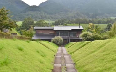 Le Ryokan Konomama, vu depuis le belvédère, niché au cœur de la nature