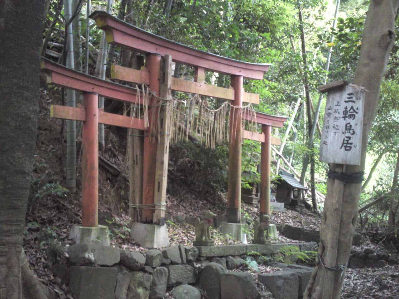 There is a very unusual triple torii gate on the way to Atago Shrine 