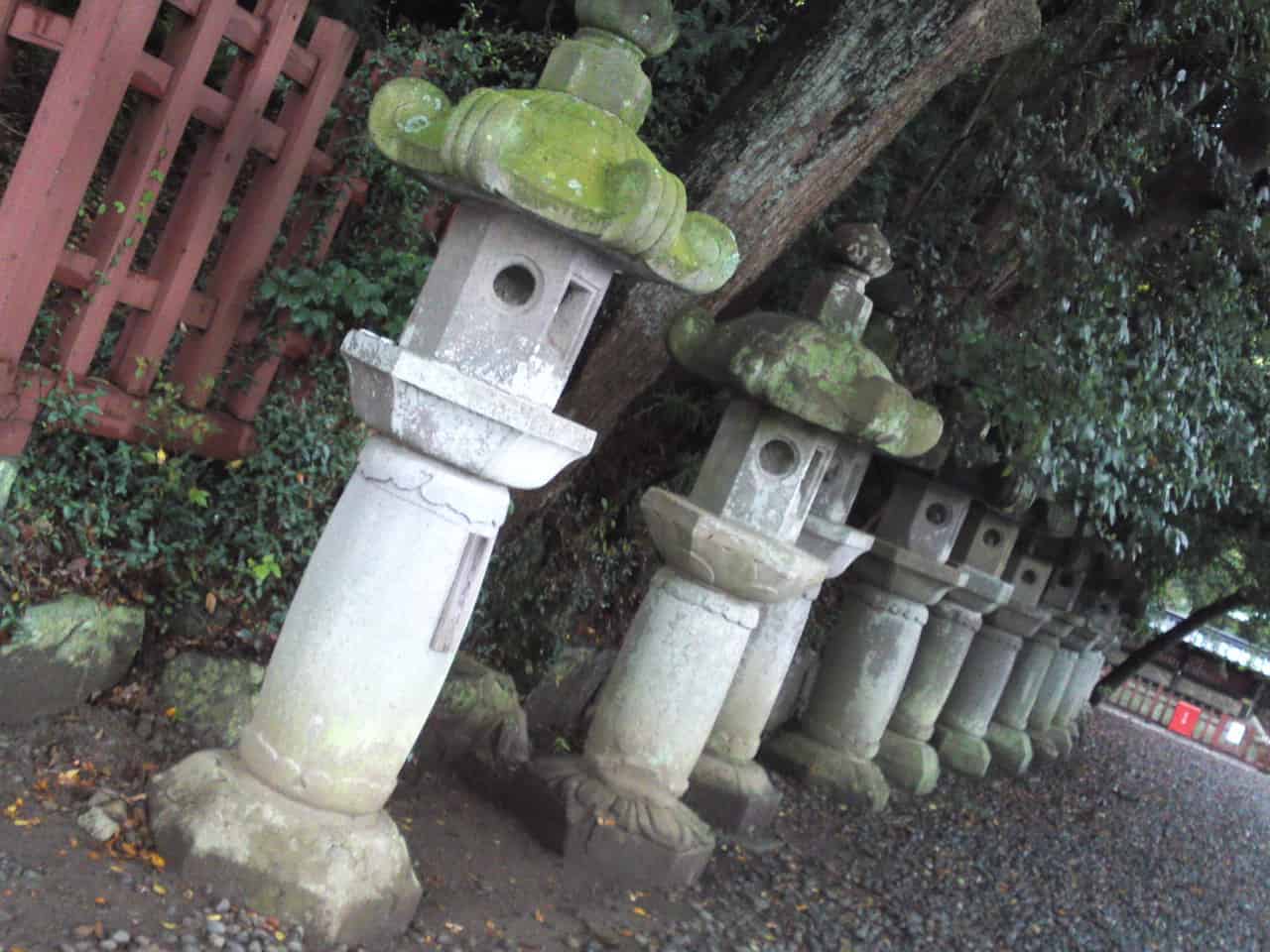 there are stone lanterns lined along with the street