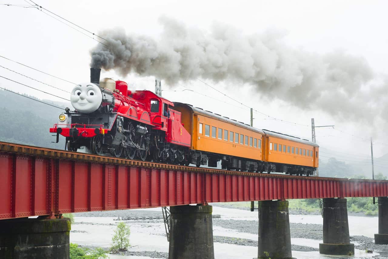 Thomas's friend James the Tank Engine runs atop a bridge on the Oigawa Railway in Shizuoka Prefecture. 