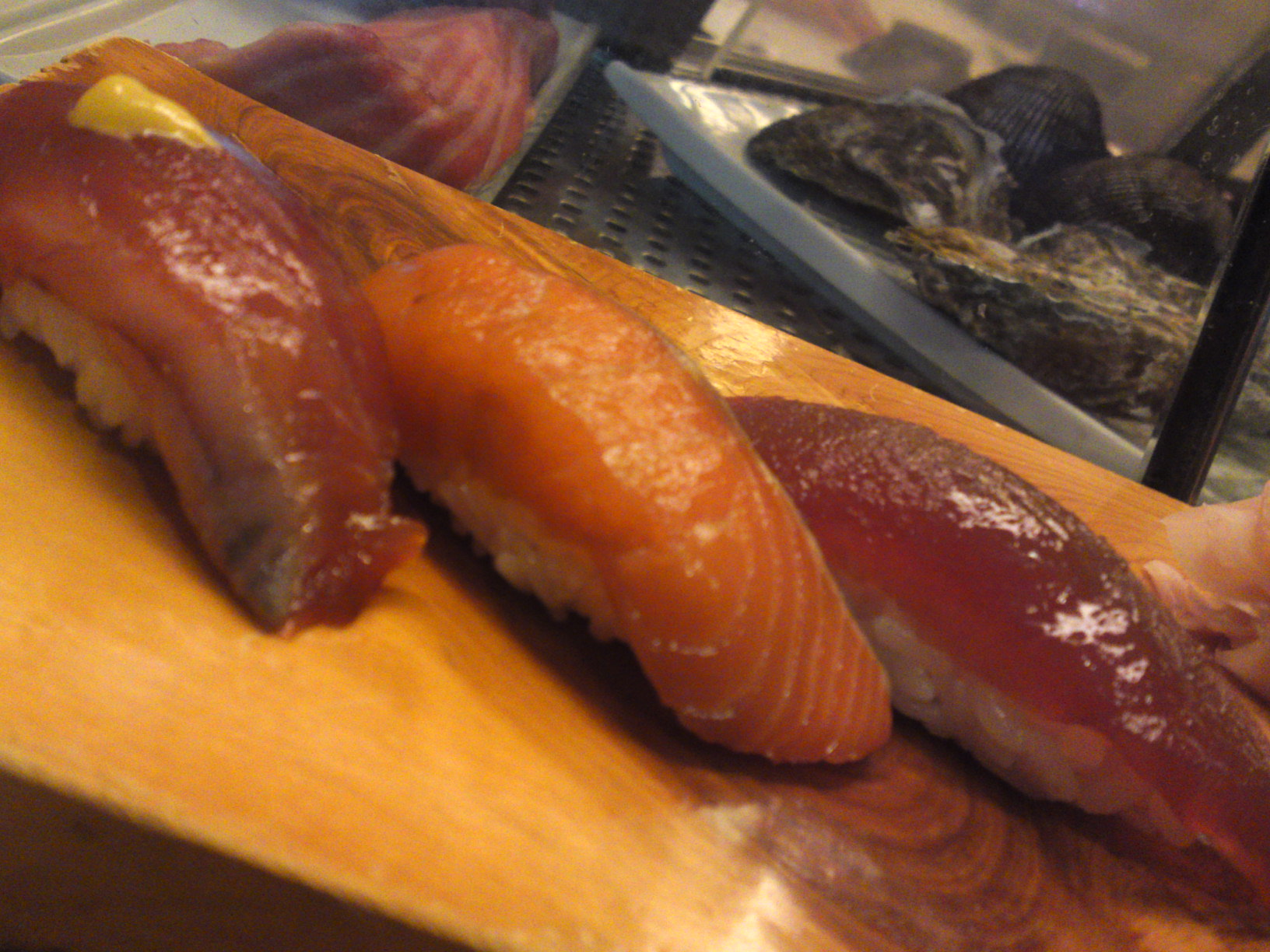 “Katsuo/Bonito”, “Shake/Salmon” and “Hon Maguro/Blue Fin Tuna”, all marinated beforehand, in a “Zuke” style.