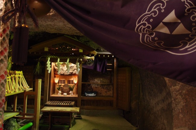Tokugawa emblem-emblazoned flag, Zeniaraibenten shrine, off Daibutsu hiking course,Kamakura