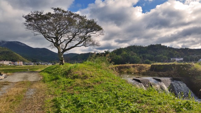 Tano Kansa - A small waterfall near the road.