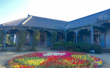 Glover Garden entrance with a circle full of color coordinated arranged flowers.