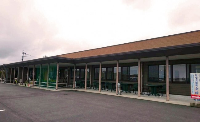 Building that has the soba noodles restaurant.