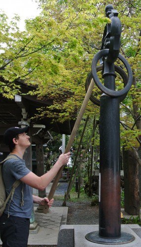 We ring the bell in Mt. Takao!