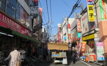 shopping,arcade,marketplace,pachinko,convenience,Fukuoka