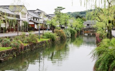 Canal flows through Kurashiki in Okayama, also including Achi Shinre