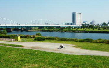 Park and picture of Tamagawa river.