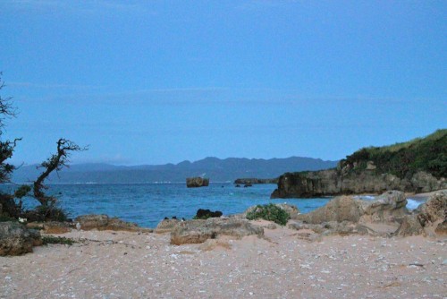 Kouri Beach in Okinawa offers emerald-blue shallow waters where you can enjoy swimming, snorkeling and diving.