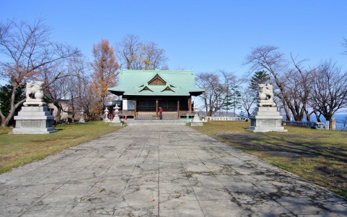 One shrine worth looking for is the Suitengu Shrine which is located up on a hill between JR Otaru and JR Minami-Otaru Stations.