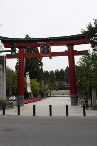 You can get to the maine shrine by walking through Tori Hachimangu 
