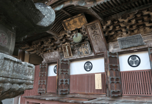 Oya-ji temple has remained here since its establishment in 810 by the great Buddhist monk Kobo Daishi.