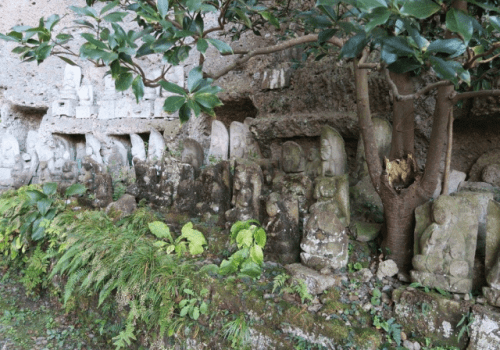 The main feature of this wall was a 4m goddess of mercy statue, which is said to be the oldest stone cavern Buddha in Japan, and so is named an important cultural asset.