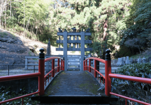 Oya-ji temple has remained here since its establishment in 810 by the great Buddhist monk Kobo Daishi.