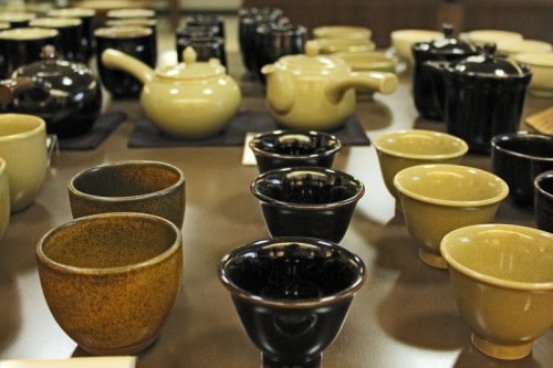 Satsuma ceramic consists of 2 types; White Satsuma (Shiro satsuma) and black Satsuma (Kuro satsuma). 
