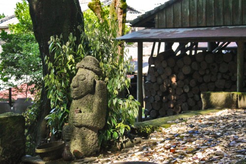 the Chin Yukan kiln is hidden behind a green scenery of trees in Kagoshima.