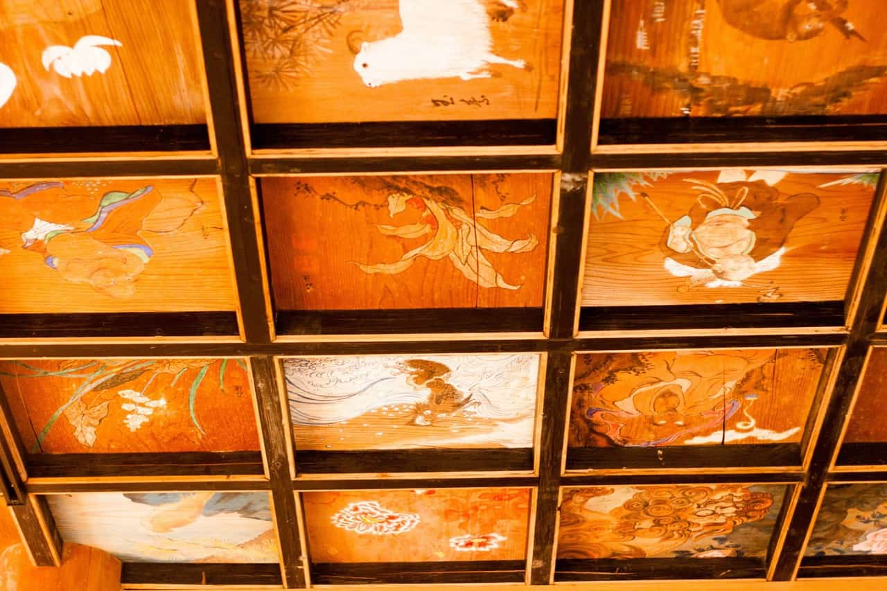 he ceiling blocks are painted with murals of folklore and symbolic images