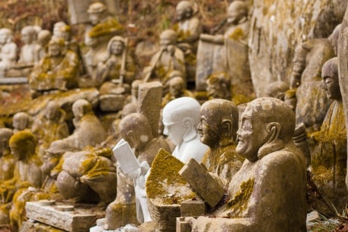 Todosan Manpukuji temple is famous for Showa Rakan, made me feel overwhelmed by the variety, and beauty of the statues strewn across the mountainside.