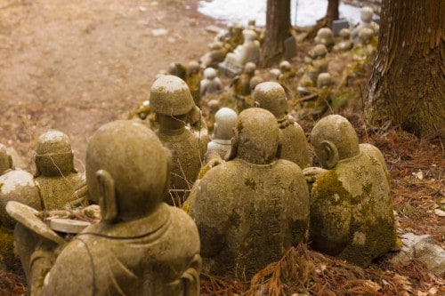 Todosan Manpukuji temple is famous for Showa Rakan, made me feel overwhelmed by the variety, and beauty of the statues strewn across the mountainside.