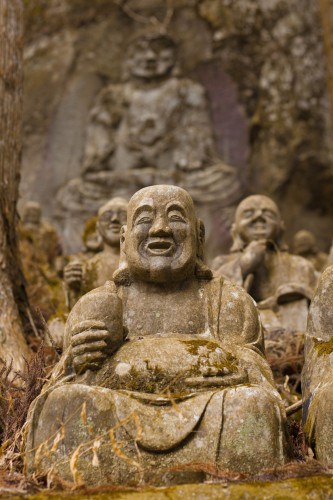 Todosan Manpukuji temple is famous for Showa Rakan, made me feel overwhelmed by the variety, and beauty of the statues strewn across the mountainside.