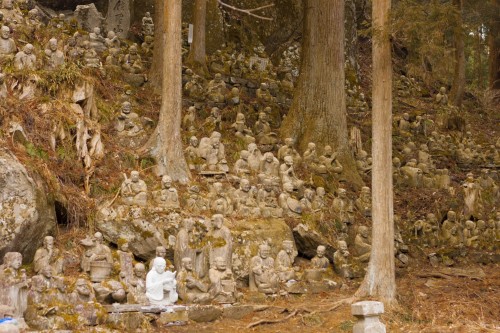 Todosan Manpukuji temple is famous for Showa Rakan, made me feel overwhelmed by the variety, and beauty of the statues strewn across the mountainside.