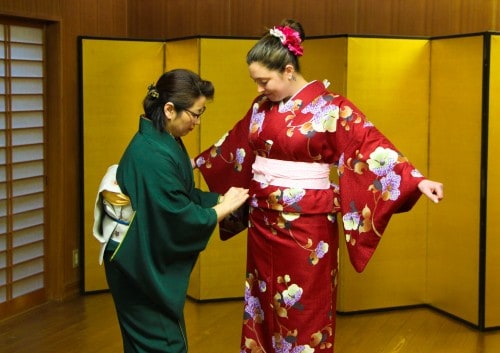 The staff takes care of wearing kimono for me.